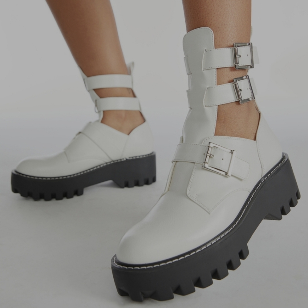 Shoe dazzle size 8 booties in white